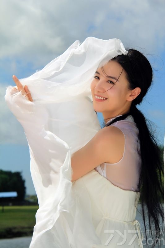 <p>小宋佳笑容纯美温柔如，翩翩起舞好似仙子！容易被感动的天蝎座小宋佳享受演戏时给她带来的挑战，挑选常人不敢尝试的不同角色，好让自己都吃一惊!&ldquo;只提供表演、不负责娱乐&rdquo;的她拥有常人没有的坚韧和自然大气的美丽，对此宋佳自嘲称：&ldquo;越严厉越美丽，老天不会亏欠谁。&rdquo;</p>