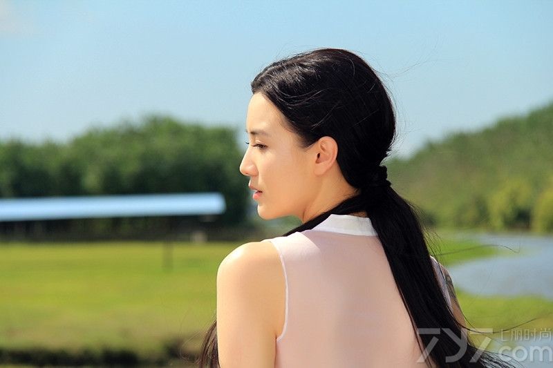 <p>小宋佳笑容纯美温柔如，翩翩起舞好似仙子！容易被感动的天蝎座小宋佳享受演戏时给她带来的挑战，挑选常人不敢尝试的不同角色，好让自己都吃一惊!&ldquo;只提供表演、不负责娱乐&rdquo;的她拥有常人没有的坚韧和自然大气的美丽，对此宋佳自嘲称：&ldquo;越严厉越美丽，老天不会亏欠谁。&rdquo;</p>