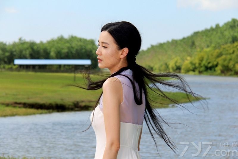 <p>小宋佳笑容纯美温柔如，翩翩起舞好似仙子！容易被感动的天蝎座小宋佳享受演戏时给她带来的挑战，挑选常人不敢尝试的不同角色，好让自己都吃一惊!&ldquo;只提供表演、不负责娱乐&rdquo;的她拥有常人没有的坚韧和自然大气的美丽，对此宋佳自嘲称：&ldquo;越严厉越美丽，老天不会亏欠谁。&rdquo;</p>