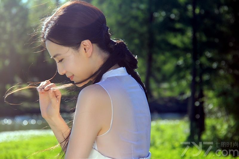 <p>小宋佳笑容纯美温柔如，翩翩起舞好似仙子！容易被感动的天蝎座小宋佳享受演戏时给她带来的挑战，挑选常人不敢尝试的不同角色，好让自己都吃一惊!&ldquo;只提供表演、不负责娱乐&rdquo;的她拥有常人没有的坚韧和自然大气的美丽，对此宋佳自嘲称：&ldquo;越严厉越美丽，老天不会亏欠谁。&rdquo;</p>