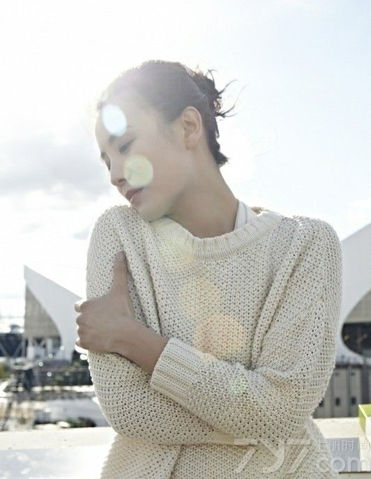 <p>小宋佳笑容纯美温柔如，翩翩起舞好似仙子！容易被感动的天蝎座小宋佳享受演戏时给她带来的挑战，挑选常人不敢尝试的不同角色，好让自己都吃一惊!&ldquo;只提供表演、不负责娱乐&rdquo;的她拥有常人没有的坚韧和自然大气的美丽，对此宋佳自嘲称：&ldquo;越严厉越美丽，老天不会亏欠谁。&rdquo;</p>