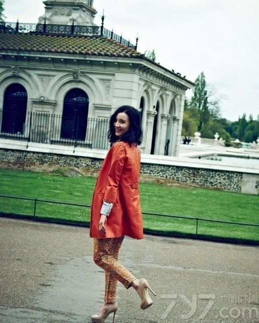 <p>小宋佳笑容纯美温柔如，翩翩起舞好似仙子！容易被感动的天蝎座小宋佳享受演戏时给她带来的挑战，挑选常人不敢尝试的不同角色，好让自己都吃一惊!&ldquo;只提供表演、不负责娱乐&rdquo;的她拥有常人没有的坚韧和自然大气的美丽，对此宋佳自嘲称：&ldquo;越严厉越美丽，老天不会亏欠谁。&rdquo;</p>