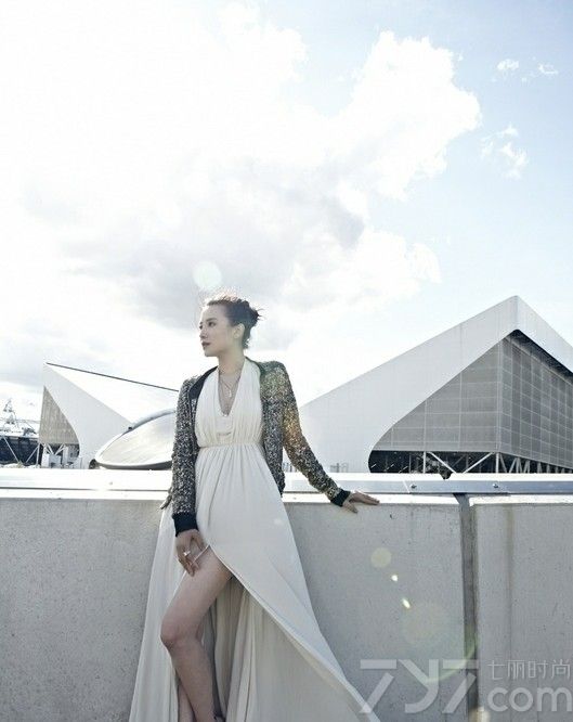 <p>小宋佳笑容纯美温柔如，翩翩起舞好似仙子！容易被感动的天蝎座小宋佳享受演戏时给她带来的挑战，挑选常人不敢尝试的不同角色，好让自己都吃一惊!&ldquo;只提供表演、不负责娱乐&rdquo;的她拥有常人没有的坚韧和自然大气的美丽，对此宋佳自嘲称：&ldquo;越严厉越美丽，老天不会亏欠谁。&rdquo;</p>