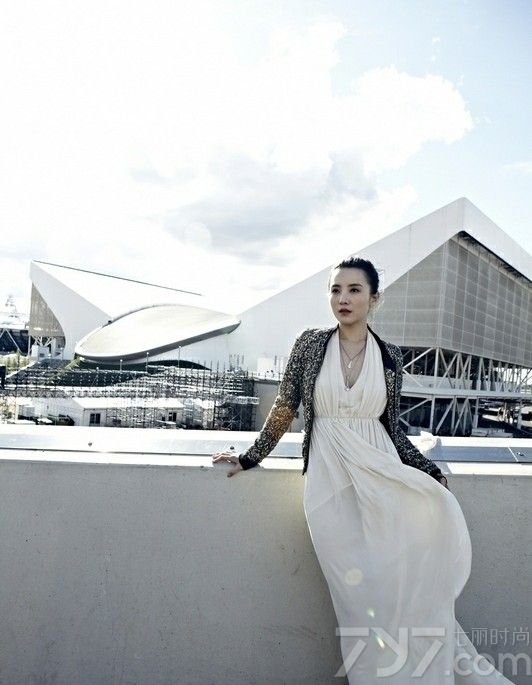 <p>小宋佳笑容纯美温柔如，翩翩起舞好似仙子！容易被感动的天蝎座小宋佳享受演戏时给她带来的挑战，挑选常人不敢尝试的不同角色，好让自己都吃一惊!&ldquo;只提供表演、不负责娱乐&rdquo;的她拥有常人没有的坚韧和自然大气的美丽，对此宋佳自嘲称：&ldquo;越严厉越美丽，老天不会亏欠谁。&rdquo;</p>