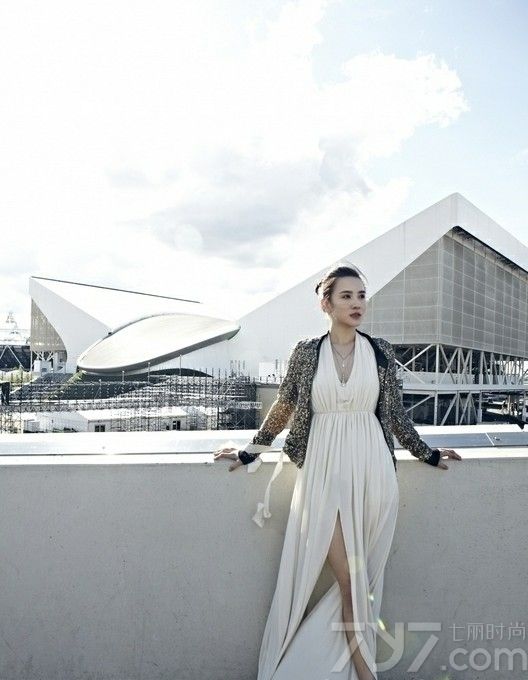 <p>小宋佳笑容纯美温柔如，翩翩起舞好似仙子！容易被感动的天蝎座小宋佳享受演戏时给她带来的挑战，挑选常人不敢尝试的不同角色，好让自己都吃一惊!&ldquo;只提供表演、不负责娱乐&rdquo;的她拥有常人没有的坚韧和自然大气的美丽，对此宋佳自嘲称：&ldquo;越严厉越美丽，老天不会亏欠谁。&rdquo;</p>