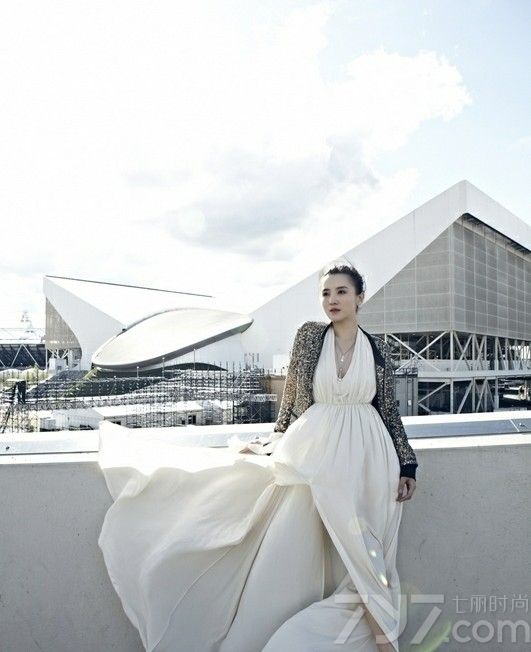 <p>小宋佳笑容纯美温柔如，翩翩起舞好似仙子！容易被感动的天蝎座小宋佳享受演戏时给她带来的挑战，挑选常人不敢尝试的不同角色，好让自己都吃一惊!&ldquo;只提供表演、不负责娱乐&rdquo;的她拥有常人没有的坚韧和自然大气的美丽，对此宋佳自嘲称：&ldquo;越严厉越美丽，老天不会亏欠谁。&rdquo;</p>