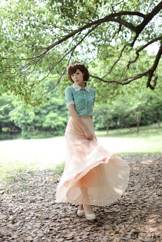 <p>仙女范清纯美女写真，可爱的表情，柔嫩的肌肤，沐浴森林宛如不食人间烟火的小女子一般。</p>