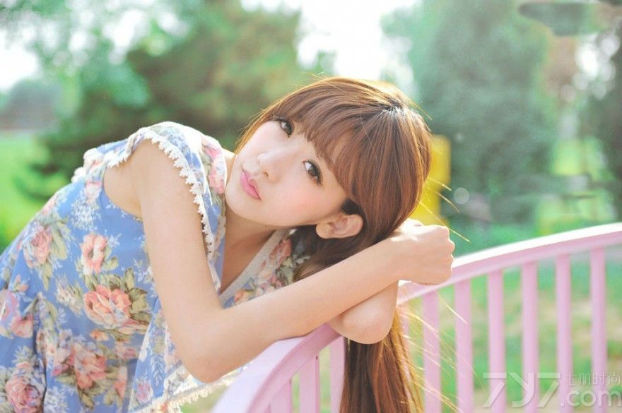 清纯女生一直都给人一种温婉的感觉，很少出现一些比较负面的情绪，但是一旦出现就是相当令人心疼的，清纯美女可爱忧郁写真，淡淡忧愁令人心疼。