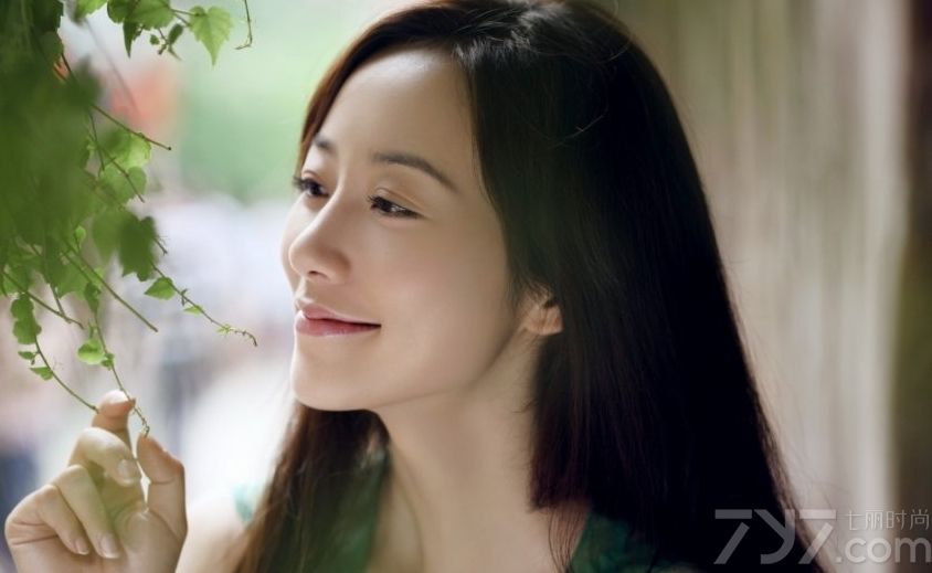 <p>韩雪轻纱长裙显灵动 漫步清新江南小镇</p>