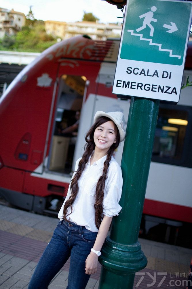 <p>&ldquo;纯淡清&rdquo;温心欧洲街拍 俏皮可爱淡雅怡人</p>