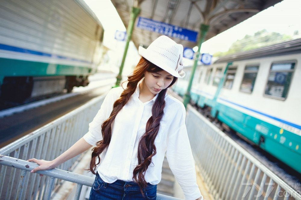 <p>&ldquo;纯淡清&rdquo;温心欧洲街拍 俏皮可爱淡雅怡人</p>