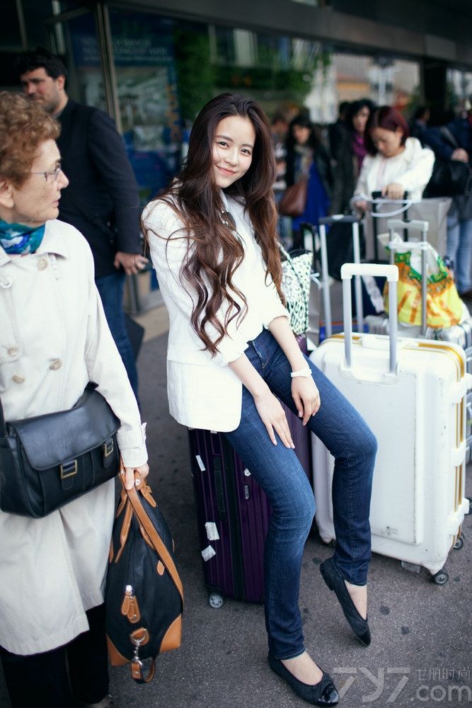 <p>&ldquo;纯淡清&rdquo;温心欧洲街拍 俏皮可爱淡雅怡人</p>