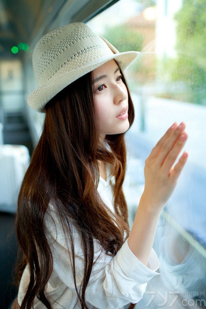 <p>&ldquo;纯淡清&rdquo;温心欧洲街拍 俏皮可爱淡雅怡人</p>