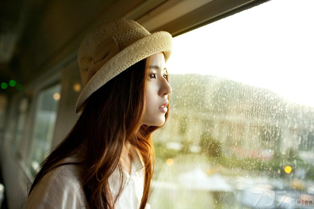 <p>&ldquo;纯淡清&rdquo;温心欧洲街拍 俏皮可爱淡雅怡人</p>