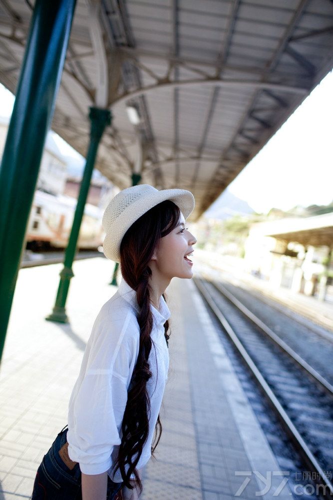 <p>&ldquo;纯淡清&rdquo;温心欧洲街拍 俏皮可爱淡雅怡人</p>