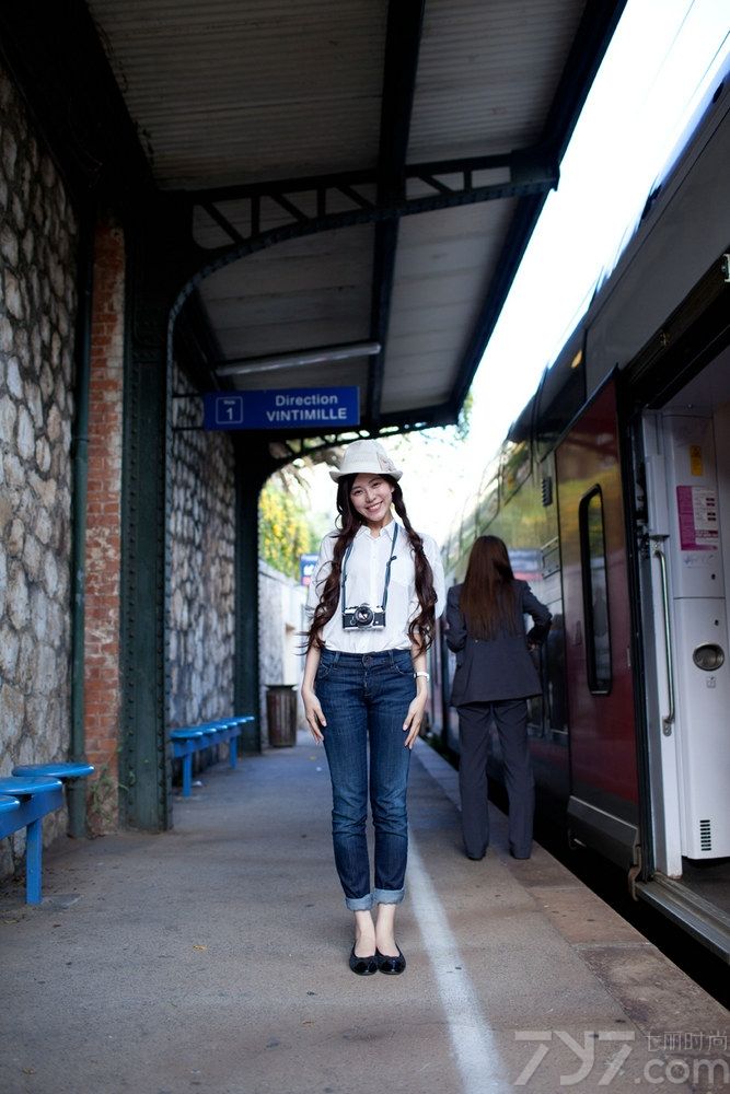 <p>&ldquo;纯淡清&rdquo;温心欧洲街拍 俏皮可爱淡雅怡人</p>