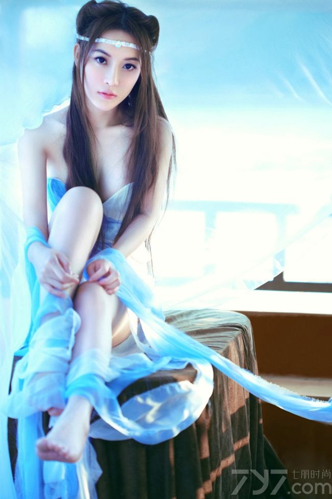 <p>江伊涵的&ldquo;无极的世界&rdquo;、 &ldquo;可爱的洛丽塔&rdquo;等多种造型就成为大家讨论的焦点，其中的游戏代言之《荷韵》更是迷倒了无数宅男。因此她还没出道就被冠以&ldquo;性感教主&rdquo;的称号。</p>