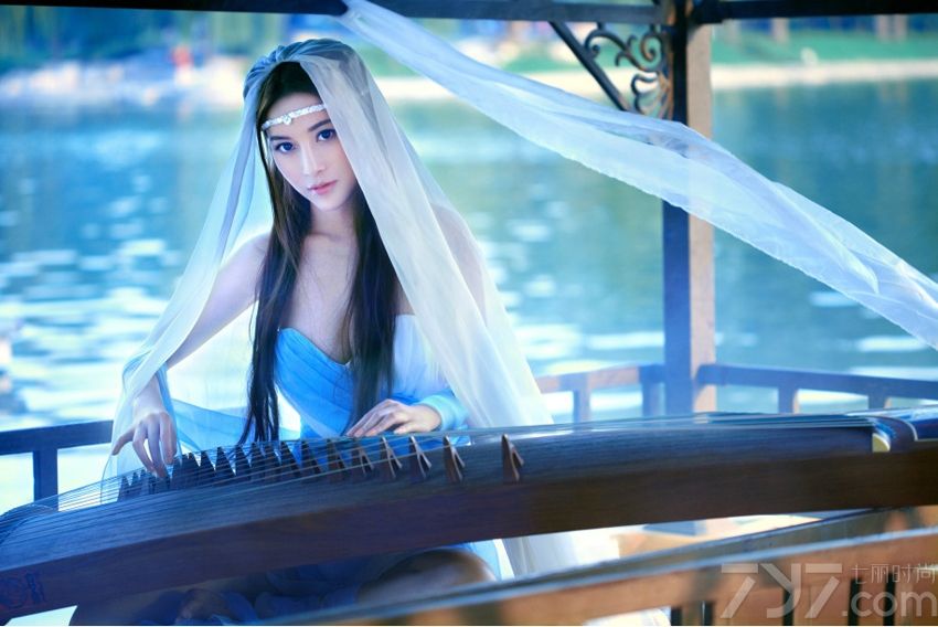 <p>江伊涵的&ldquo;无极的世界&rdquo;、 &ldquo;可爱的洛丽塔&rdquo;等多种造型就成为大家讨论的焦点，其中的游戏代言之《荷韵》更是迷倒了无数宅男。因此她还没出道就被冠以&ldquo;性感教主&rdquo;的称号。</p>