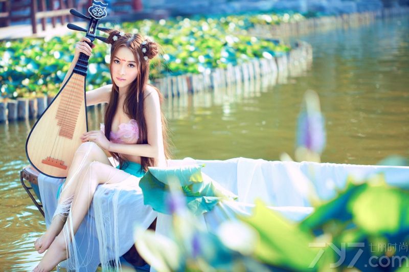 <p>江伊涵的&ldquo;无极的世界&rdquo;、 &ldquo;可爱的洛丽塔&rdquo;等多种造型就成为大家讨论的焦点，其中的游戏代言之《荷韵》更是迷倒了无数宅男。因此她还没出道就被冠以&ldquo;性感教主&rdquo;的称号。</p>