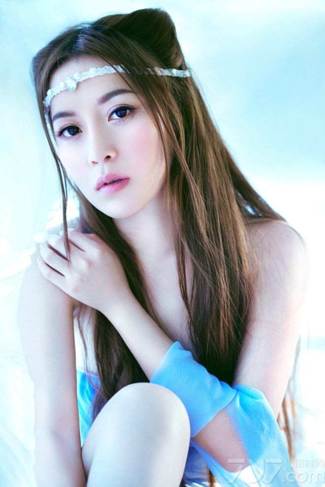 <p>江伊涵的&ldquo;无极的世界&rdquo;、 &ldquo;可爱的洛丽塔&rdquo;等多种造型就成为大家讨论的焦点，其中的游戏代言之《荷韵》更是迷倒了无数宅男。因此她还没出道就被冠以&ldquo;性感教主&rdquo;的称号。</p>