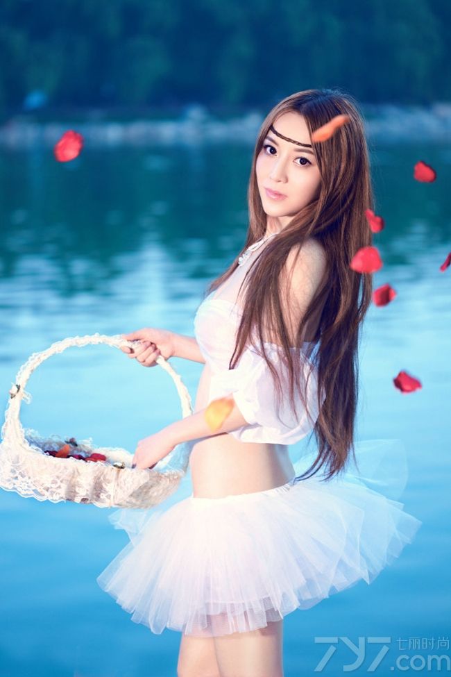 <p>江伊涵的&ldquo;无极的世界&rdquo;、 &ldquo;可爱的洛丽塔&rdquo;等多种造型就成为大家讨论的焦点，其中的游戏代言之《荷韵》更是迷倒了无数宅男。因此她还没出道就被冠以&ldquo;性感教主&rdquo;的称号。</p>