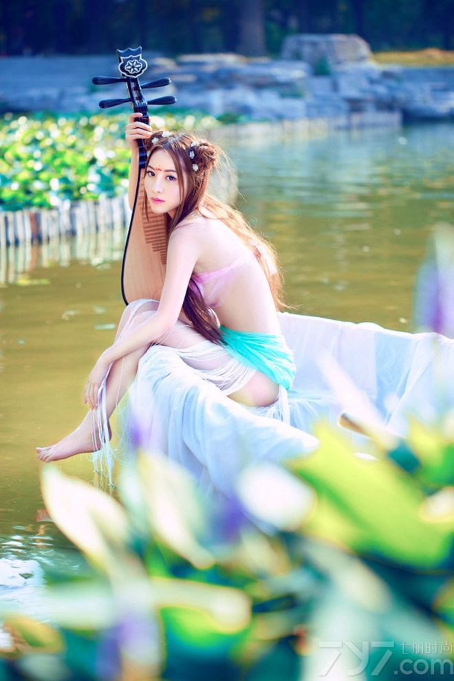 <p>江伊涵的&ldquo;无极的世界&rdquo;、 &ldquo;可爱的洛丽塔&rdquo;等多种造型就成为大家讨论的焦点，其中的游戏代言之《荷韵》更是迷倒了无数宅男。因此她还没出道就被冠以&ldquo;性感教主&rdquo;的称号。</p>