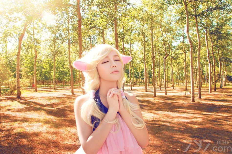 <p>&ldquo;芳菲歇去何须恨，夏木阴阴正可人。&rdquo;走进裴紫绮，你定会为她那略带淑媛的气质所迷醉。那混合着清新与优雅，时而俏皮时而楚楚可人的表情，在花叶婆娑，树影依稀的衬托下，温馨舒坦、感官魅惑力十足，不禁让宅男们大饱眼福。</p>