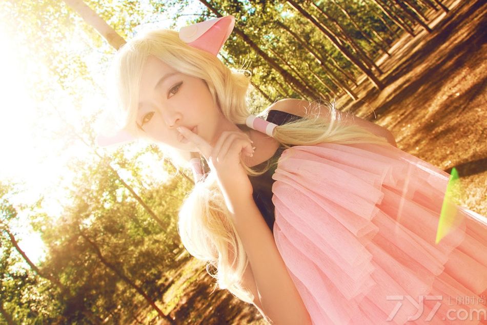 <p>&ldquo;芳菲歇去何须恨，夏木阴阴正可人。&rdquo;走进裴紫绮，你定会为她那略带淑媛的气质所迷醉。那混合着清新与优雅，时而俏皮时而楚楚可人的表情，在花叶婆娑，树影依稀的衬托下，温馨舒坦、感官魅惑力十足，不禁让宅男们大饱眼福。</p>