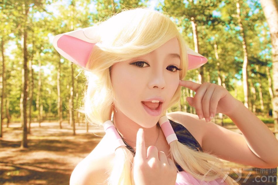 <p>&ldquo;芳菲歇去何须恨，夏木阴阴正可人。&rdquo;走进裴紫绮，你定会为她那略带淑媛的气质所迷醉。那混合着清新与优雅，时而俏皮时而楚楚可人的表情，在花叶婆娑，树影依稀的衬托下，温馨舒坦、感官魅惑力十足，不禁让宅男们大饱眼福。</p>