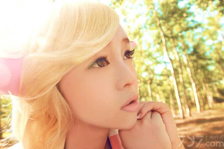 <p>&ldquo;芳菲歇去何须恨，夏木阴阴正可人。&rdquo;走进裴紫绮，你定会为她那略带淑媛的气质所迷醉。那混合着清新与优雅，时而俏皮时而楚楚可人的表情，在花叶婆娑，树影依稀的衬托下，温馨舒坦、感官魅惑力十足，不禁让宅男们大饱眼福。</p>