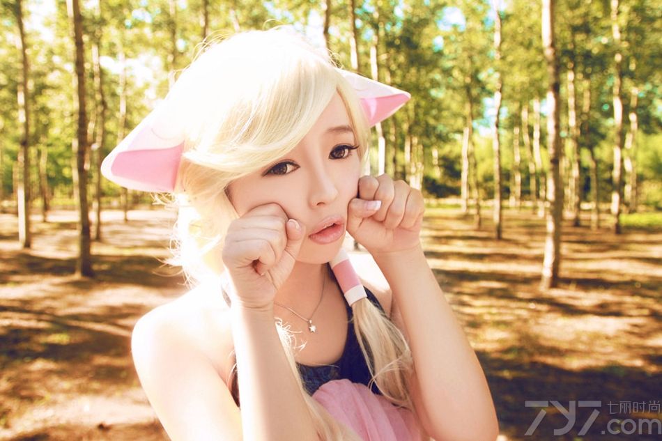 <p>&ldquo;芳菲歇去何须恨，夏木阴阴正可人。&rdquo;走进裴紫绮，你定会为她那略带淑媛的气质所迷醉。那混合着清新与优雅，时而俏皮时而楚楚可人的表情，在花叶婆娑，树影依稀的衬托下，温馨舒坦、感官魅惑力十足，不禁让宅男们大饱眼福。</p>