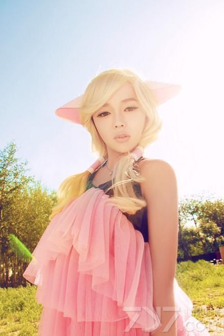 <p>&ldquo;芳菲歇去何须恨，夏木阴阴正可人。&rdquo;走进裴紫绮，你定会为她那略带淑媛的气质所迷醉。那混合着清新与优雅，时而俏皮时而楚楚可人的表情，在花叶婆娑，树影依稀的衬托下，温馨舒坦、感官魅惑力十足，不禁让宅男们大饱眼福。</p>