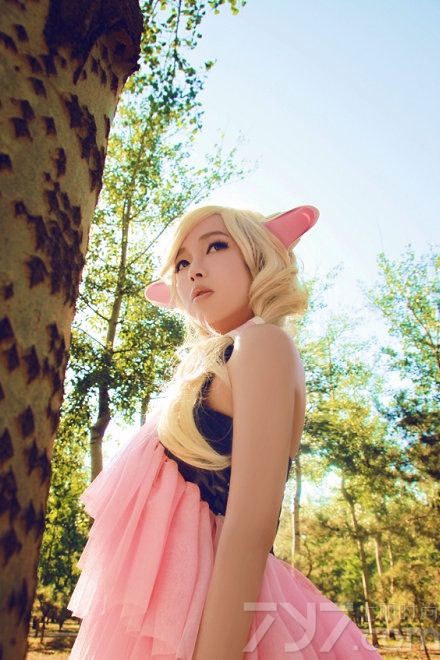 <p>&ldquo;芳菲歇去何须恨，夏木阴阴正可人。&rdquo;走进裴紫绮，你定会为她那略带淑媛的气质所迷醉。那混合着清新与优雅，时而俏皮时而楚楚可人的表情，在花叶婆娑，树影依稀的衬托下，温馨舒坦、感官魅惑力十足，不禁让宅男们大饱眼福。</p>