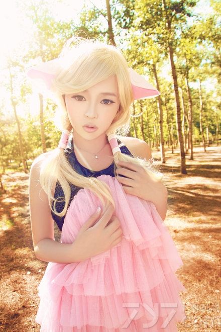 <p>&ldquo;芳菲歇去何须恨，夏木阴阴正可人。&rdquo;走进裴紫绮，你定会为她那略带淑媛的气质所迷醉。那混合着清新与优雅，时而俏皮时而楚楚可人的表情，在花叶婆娑，树影依稀的衬托下，温馨舒坦、感官魅惑力十足，不禁让宅男们大饱眼福。</p>