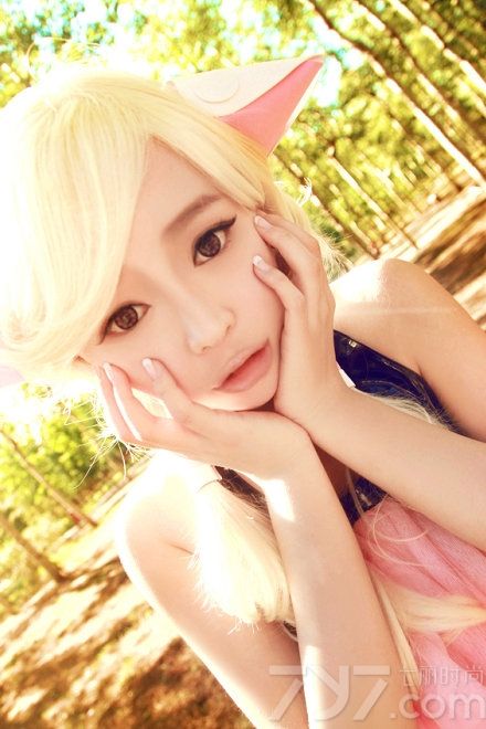 <p>&ldquo;芳菲歇去何须恨，夏木阴阴正可人。&rdquo;走进裴紫绮，你定会为她那略带淑媛的气质所迷醉。那混合着清新与优雅，时而俏皮时而楚楚可人的表情，在花叶婆娑，树影依稀的衬托下，温馨舒坦、感官魅惑力十足，不禁让宅男们大饱眼福。</p>