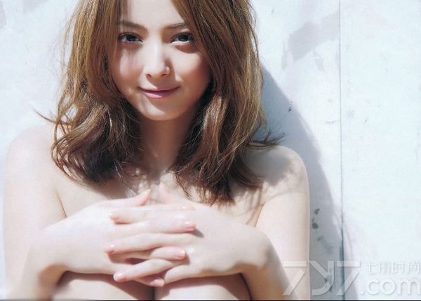 <p>佐佐木希凭借优质面容入选美国&ldquo;2010年最美丽的脸100人&rdquo;，被称为&ldquo;最美丽面孔日本美女&rdquo;。这是佐佐木希夏日拍摄的一组写真，其甜美性感的优势俘获不少宅男。</p>