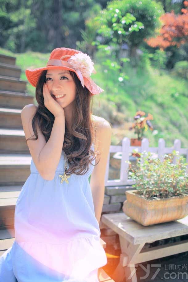 <p>阳光美女在室外拍摄的一组清新写真，身穿白色连衣裙，与绽放的鲜花媲美。</p>