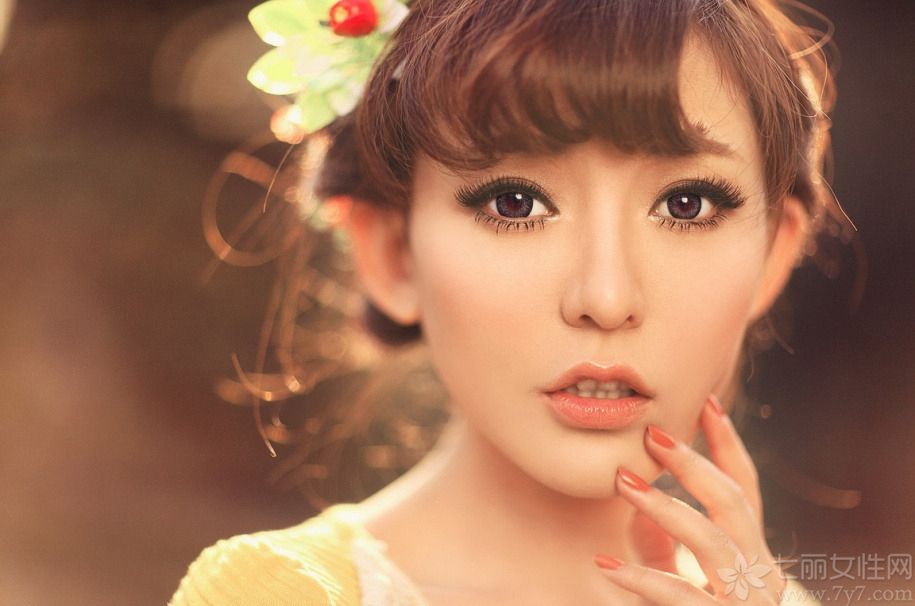 <p>日系美女头戴花环头饰，在阳光下拍摄的一组清新写真，精致的妆容将<a style=