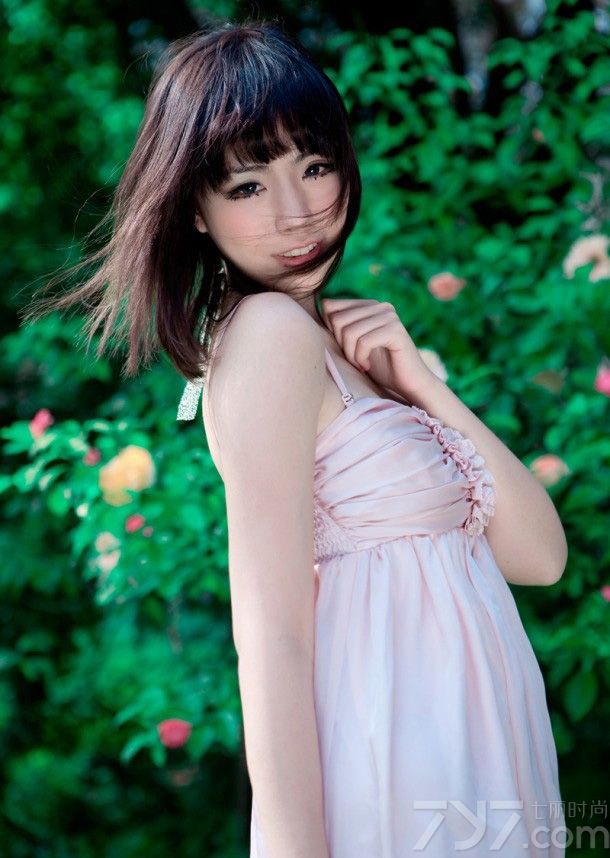 <p>纯净的妆容让清纯美女看起来更具有邻家气质，粉色抹胸<a style=