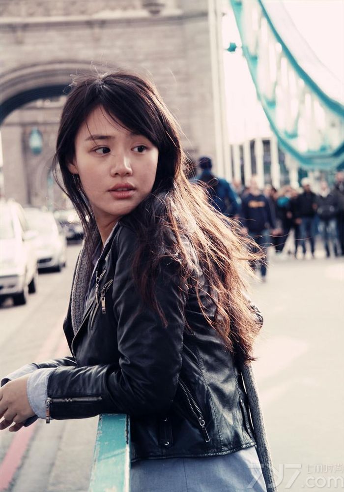 <p>近日某论坛曝光蒋雯丽绝美外甥女马思纯私房照，毕业于中国传媒大学的马思纯拥有一张天使般干净的面容，刚进入大学就被导演看中，与著名演员郭晓冬搭档担纲电视剧《恋人》里的女主角&ldquo;思纯&rdquo;，这次的表演不仅让马思纯在演艺圈崭露头角更是让她本人对表演产生了强烈的兴趣，随后马思纯又参演了《秘岸》《我们天上见》等电影作品。</p>