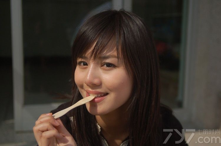 <p>近日某论坛曝光蒋雯丽绝美外甥女马思纯私房照，毕业于中国传媒大学的马思纯拥有一张天使般干净的面容，刚进入大学就被导演看中，与著名演员郭晓冬搭档担纲电视剧《恋人》里的女主角&ldquo;思纯&rdquo;，这次的表演不仅让马思纯在演艺圈崭露头角更是让她本人对表演产生了强烈的兴趣，随后马思纯又参演了《秘岸》《我们天上见》等电影作品。</p>