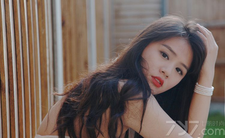 <p>近日某论坛曝光蒋雯丽绝美外甥女马思纯私房照，毕业于中国传媒大学的马思纯拥有一张天使般干净的面容，刚进入大学就被导演看中，与著名演员郭晓冬搭档担纲电视剧《恋人》里的女主角&ldquo;思纯&rdquo;，这次的表演不仅让马思纯在演艺圈崭露头角更是让她本人对表演产生了强烈的兴趣，随后马思纯又参演了《秘岸》《我们天上见》等电影作品。</p>