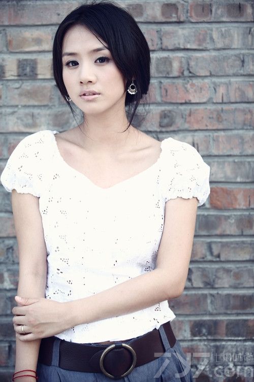 <p>近日某论坛曝光蒋雯丽绝美外甥女马思纯私房照，毕业于中国传媒大学的马思纯拥有一张天使般干净的面容，刚进入大学就被导演看中，与著名演员郭晓冬搭档担纲电视剧《恋人》里的女主角&ldquo;思纯&rdquo;，这次的表演不仅让马思纯在演艺圈崭露头角更是让她本人对表演产生了强烈的兴趣，随后马思纯又参演了《秘岸》《我们天上见》等电影作品。</p>