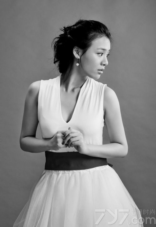 <p>近日某论坛曝光蒋雯丽绝美外甥女马思纯私房照，毕业于中国传媒大学的马思纯拥有一张天使般干净的面容，刚进入大学就被导演看中，与著名演员郭晓冬搭档担纲电视剧《恋人》里的女主角&ldquo;思纯&rdquo;，这次的表演不仅让马思纯在演艺圈崭露头角更是让她本人对表演产生了强烈的兴趣，随后马思纯又参演了《秘岸》《我们天上见》等电影作品。</p>