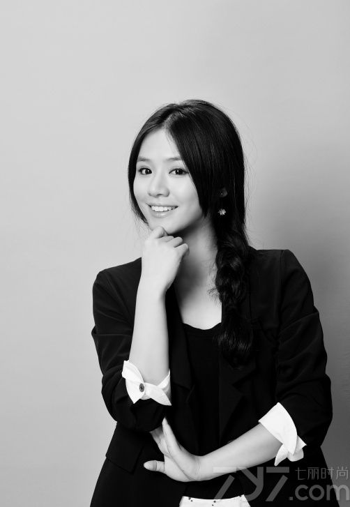 <p>近日某论坛曝光蒋雯丽绝美外甥女马思纯私房照，毕业于中国传媒大学的马思纯拥有一张天使般干净的面容，刚进入大学就被导演看中，与著名演员郭晓冬搭档担纲电视剧《恋人》里的女主角&ldquo;思纯&rdquo;，这次的表演不仅让马思纯在演艺圈崭露头角更是让她本人对表演产生了强烈的兴趣，随后马思纯又参演了《秘岸》《我们天上见》等电影作品。</p>