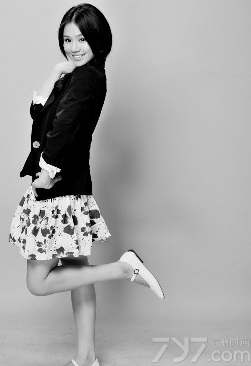 <p>近日某论坛曝光蒋雯丽绝美外甥女马思纯私房照，毕业于中国传媒大学的马思纯拥有一张天使般干净的面容，刚进入大学就被导演看中，与著名演员郭晓冬搭档担纲电视剧《恋人》里的女主角&ldquo;思纯&rdquo;，这次的表演不仅让马思纯在演艺圈崭露头角更是让她本人对表演产生了强烈的兴趣，随后马思纯又参演了《秘岸》《我们天上见》等电影作品。</p>