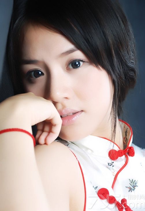 <p>近日某论坛曝光蒋雯丽绝美外甥女马思纯私房照，毕业于中国传媒大学的马思纯拥有一张天使般干净的面容，刚进入大学就被导演看中，与著名演员郭晓冬搭档担纲电视剧《恋人》里的女主角&ldquo;思纯&rdquo;，这次的表演不仅让马思纯在演艺圈崭露头角更是让她本人对表演产生了强烈的兴趣，随后马思纯又参演了《秘岸》《我们天上见》等电影作品。</p>