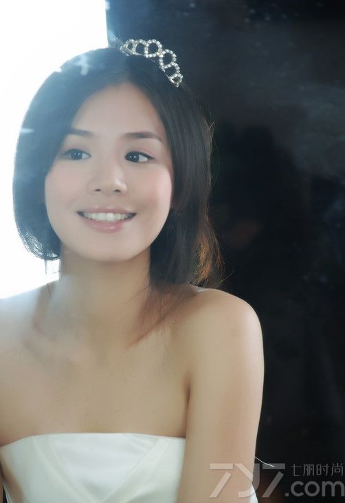 <p>近日某论坛曝光蒋雯丽绝美外甥女马思纯私房照，毕业于中国传媒大学的马思纯拥有一张天使般干净的面容，刚进入大学就被导演看中，与著名演员郭晓冬搭档担纲电视剧《恋人》里的女主角&ldquo;思纯&rdquo;，这次的表演不仅让马思纯在演艺圈崭露头角更是让她本人对表演产生了强烈的兴趣，随后马思纯又参演了《秘岸》《我们天上见》等电影作品。</p>