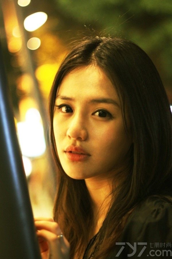 <p>近日某论坛曝光蒋雯丽绝美外甥女马思纯私房照，毕业于中国传媒大学的马思纯拥有一张天使般干净的面容，刚进入大学就被导演看中，与著名演员郭晓冬搭档担纲电视剧《恋人》里的女主角&ldquo;思纯&rdquo;，这次的表演不仅让马思纯在演艺圈崭露头角更是让她本人对表演产生了强烈的兴趣，随后马思纯又参演了《秘岸》《我们天上见》等电影作品。</p>