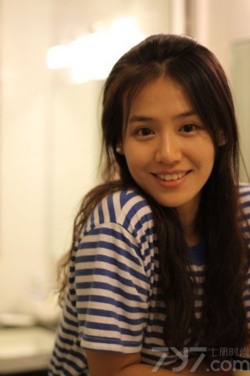 <p>近日某论坛曝光蒋雯丽绝美外甥女马思纯私房照，毕业于中国传媒大学的马思纯拥有一张天使般干净的面容，刚进入大学就被导演看中，与著名演员郭晓冬搭档担纲电视剧《恋人》里的女主角&ldquo;思纯&rdquo;，这次的表演不仅让马思纯在演艺圈崭露头角更是让她本人对表演产生了强烈的兴趣，随后马思纯又参演了《秘岸》《我们天上见》等电影作品。</p>